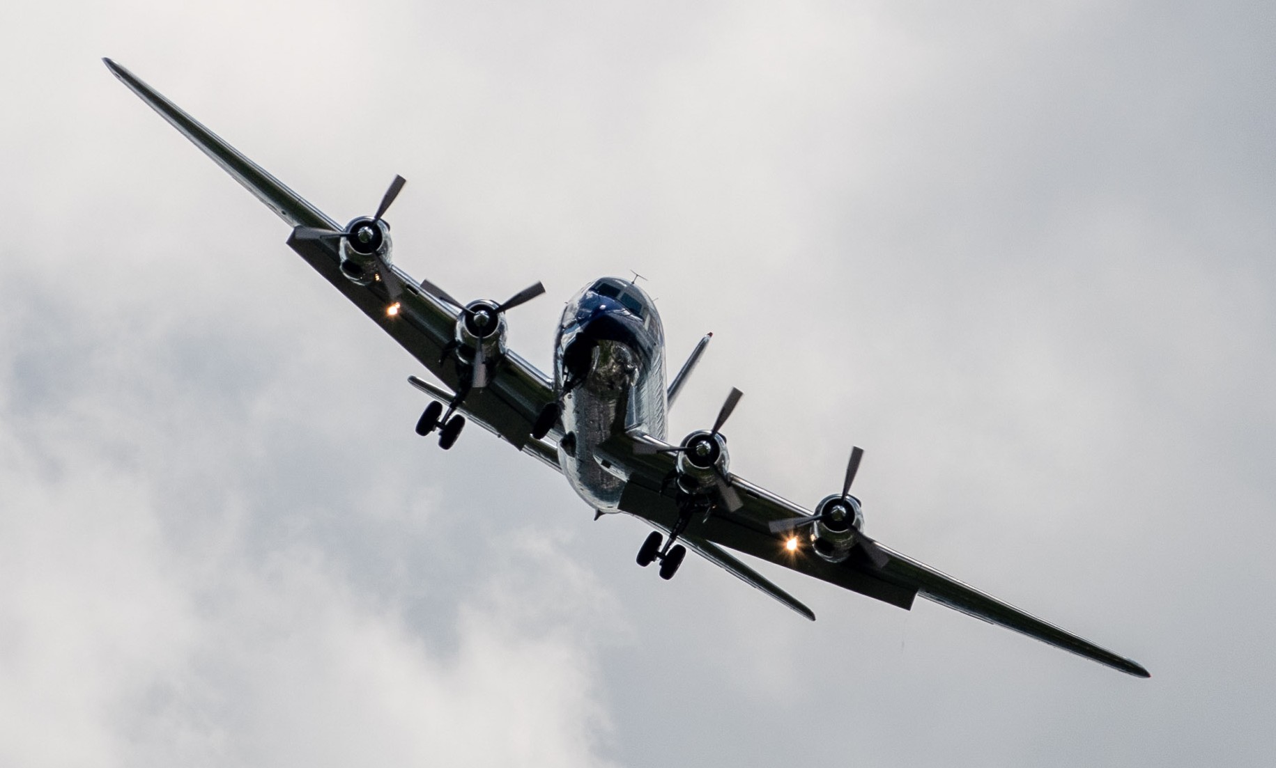 Douglas DC-6 "Red Bull"